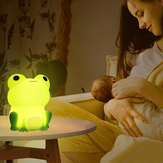 Maman dorlotte bebe veilleuse bebe grenouille verte assise