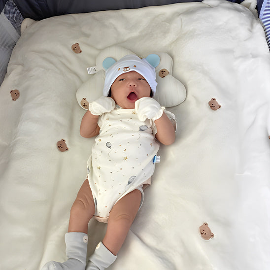 bebe couche dans lit sur couverture bebe couverture blanche polaire tete ours brun
