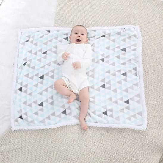bebe couche sur couverture bebe couverture emmaillotage bebe