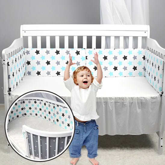 bebe debout pres berceau tour de lit bebe motif etoiles noir gris bleu