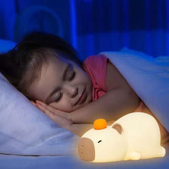 bebe fille heureuse couchee veilleuse bebe mini capy