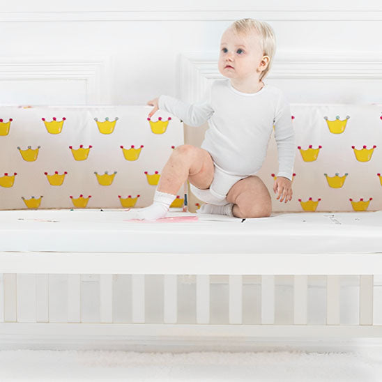 bebe garcon assis berceau tour de lit bebe motif couronne jaune