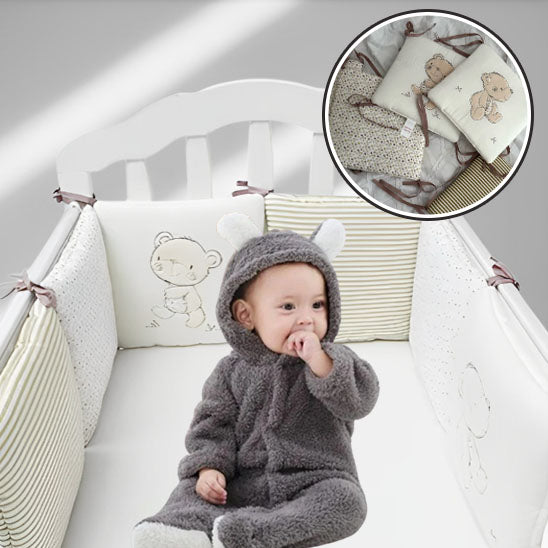 bebe garcon assis berceau tour de lit blanc ourson