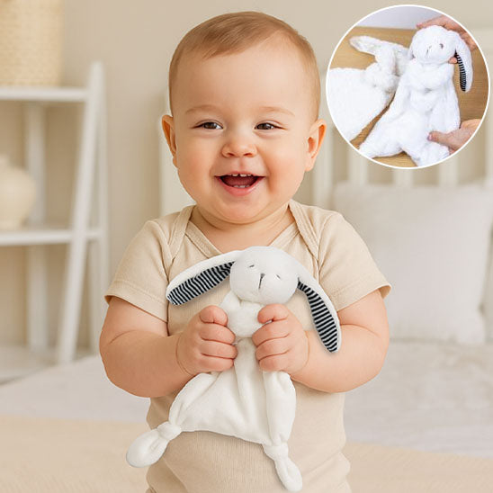 bebe garcon heureux assis joue peluche bebe lapin