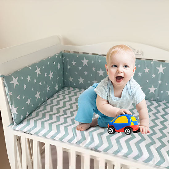 bebe heureux berceau jouet voiture tour de lit bebe bleu ciel