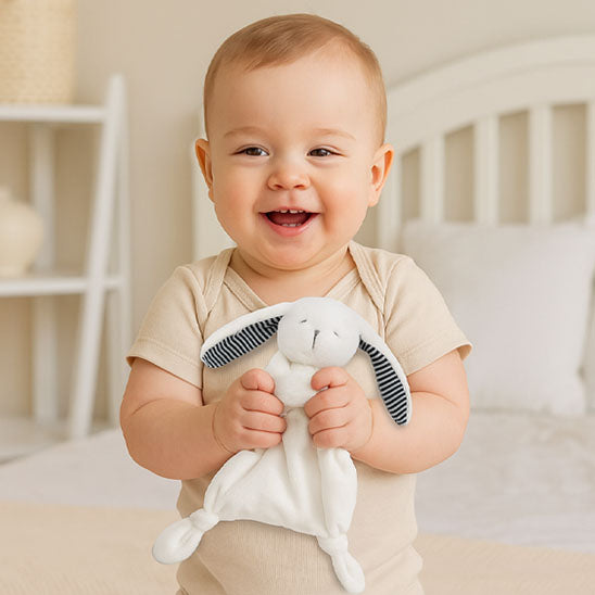 bebe joue avec peluche bebe lapin oreille interieur rayure