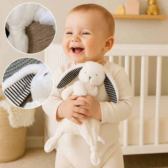 bebe super heureux debout tient peluche bebe lapin oreille rayure
