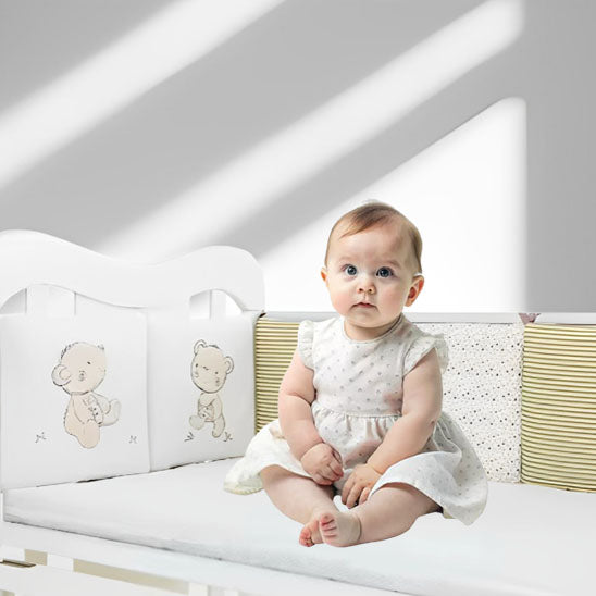 beeb fille assise berceau tour de lit bebe blanc ourson
