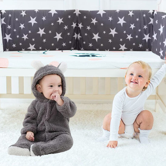 deux bebes berceau tour de lit bleu fonce etoiles