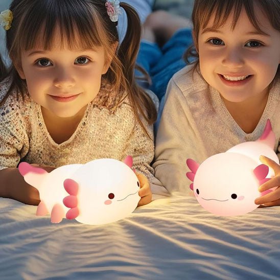 deux fillettes heureuses veilleuse bebe axolotl aqua