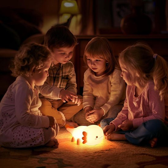 enfants assis autour veilleuse bebe axolotl aqua