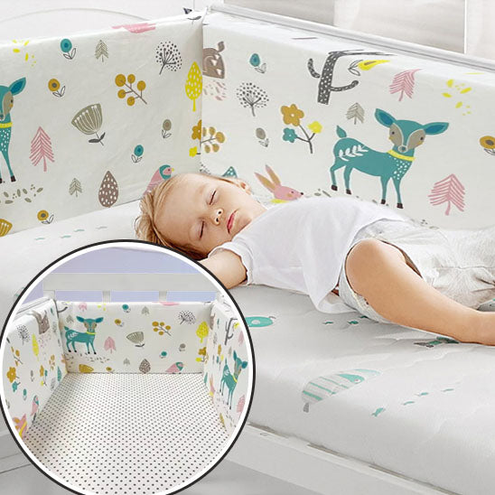 fillette dort tour de lit bebe motif animaux biche