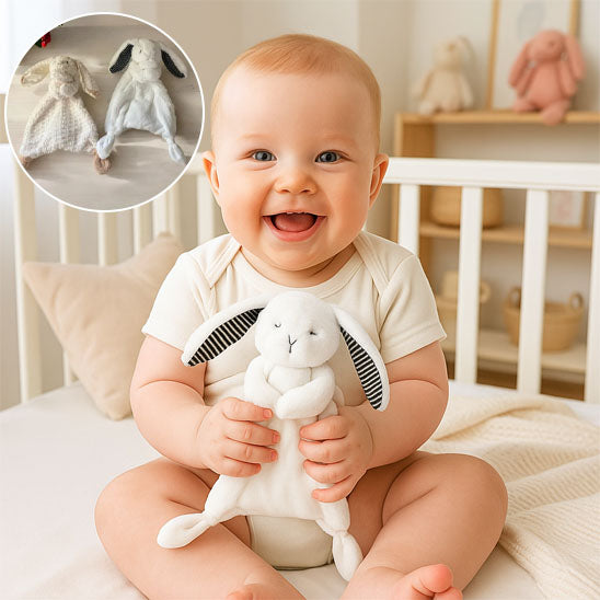 joli bebe assis berceau joue peluche bebe lapin rayure