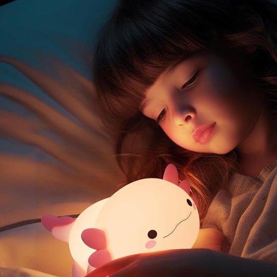 jolie petite fille admire veilleuse bebe axolotl aqua