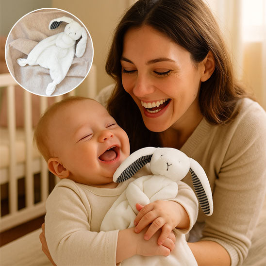 maman bebe heureux jouent peluche bebe lapin rayure oreille