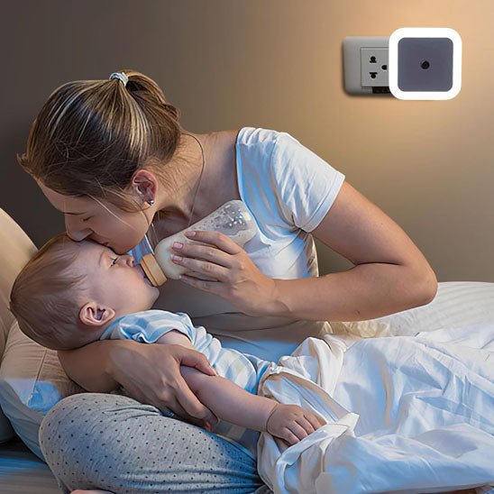 maman nourrit bebe biberon veilleuse bebe carre lumineux blanc prise murale
