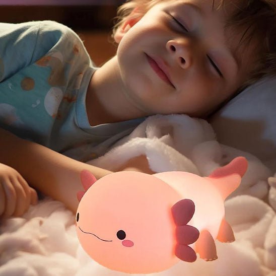 petit garcon dort pres velleuse bebe axolotl aqua
