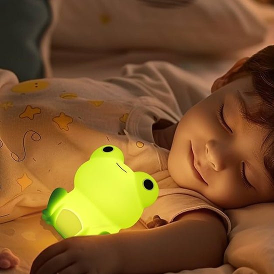 petit garcon dort veilleuse bebe grenouille verte assise
