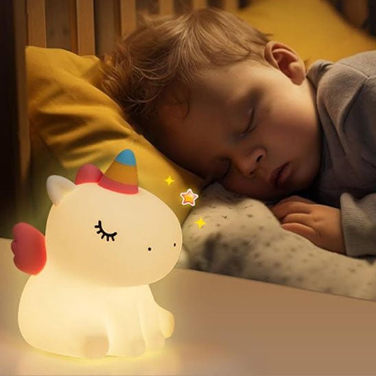 petit garcon endormi veilleuse bebe licorne