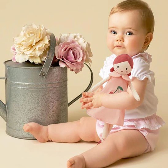 bebe assise tient doudou bebe fille design princesse 