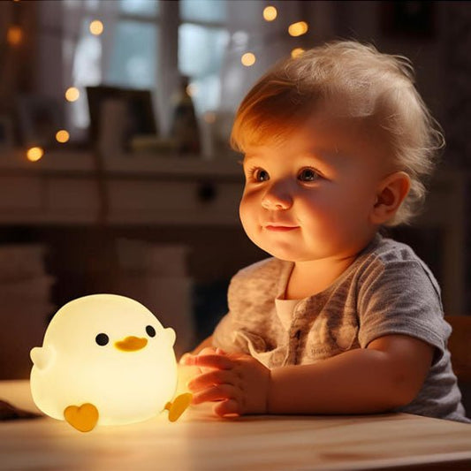 bebe assis observe veilleuse bebe petit canard