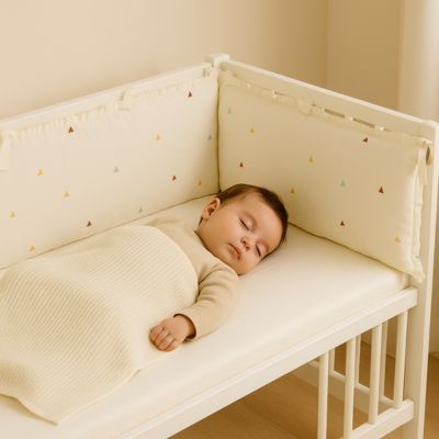 bebe dort profondement berceau tour de lit bebe triangles colores