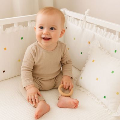 bebe heureux assis berceau tour de lit bebe carres colores