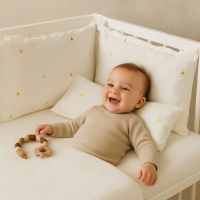 bebe heureux berceau tour de lit bebe triangles colores