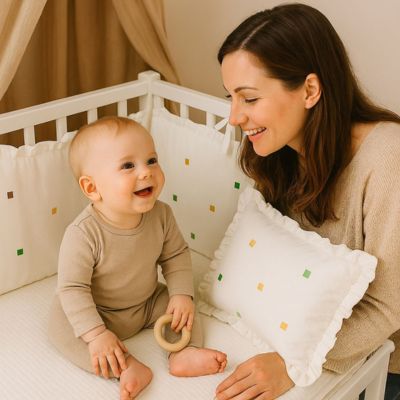 bebe maman heureux berceau tour de lit bebe carres colores