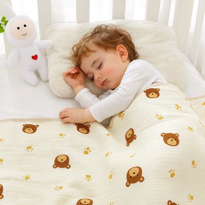 Couverture bébé bebe petit garcon dort paisblement berceau motif tete pattes ourson