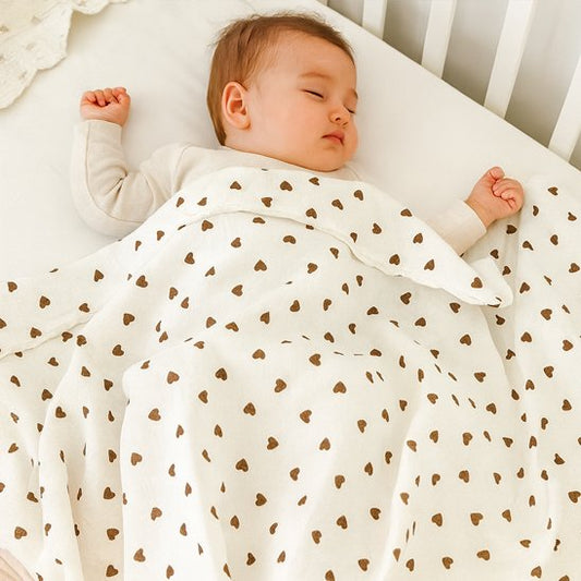 Couverture bébé motif coeur bebe dort