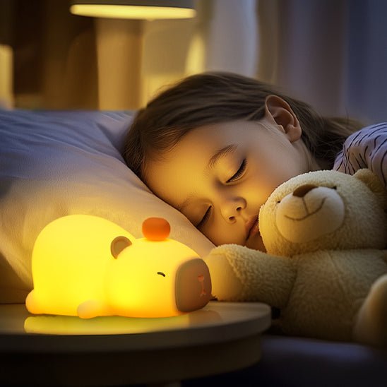fillette dort veilleuse bebe mini capy jaune