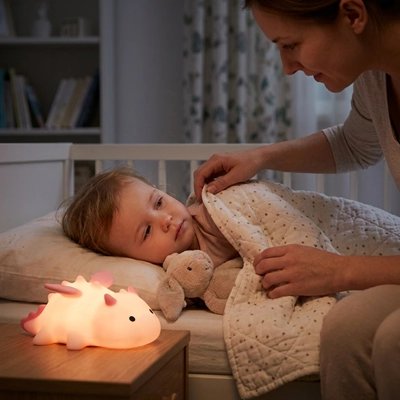 maman soin bébé fille dort berceau Veilleuse bébé dragon rose