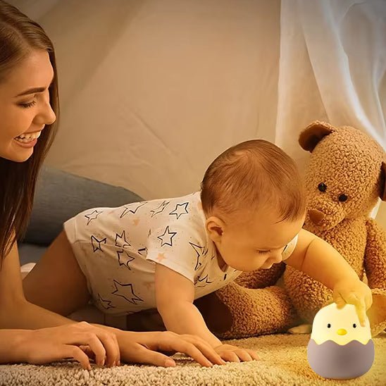 maman bebe jouent veilleuse bebe poussin coquille