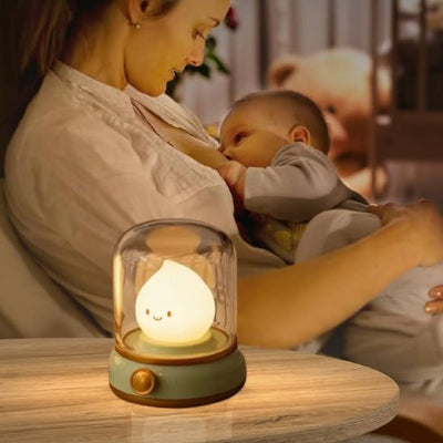 maman donne tete bebe veilleuse bebe allumee support table bois