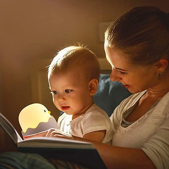 maman lecture fils veilleuse bebe poussin coquille