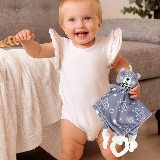petite fille tient doudou plat douconfort