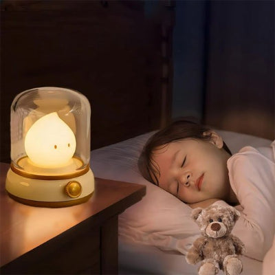 petite fille dort paisiblement veilleuse bebe allumee table chevet bois