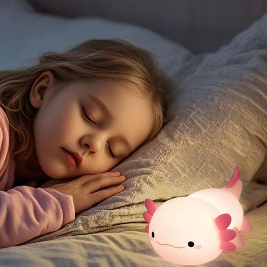 petite fille dort veilleuse bebe axolotl aqua