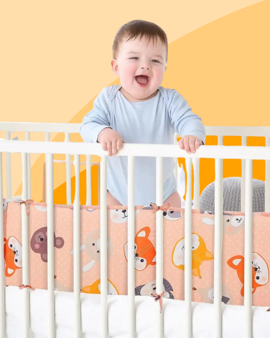 tour de lit bebe heureux debout berceau