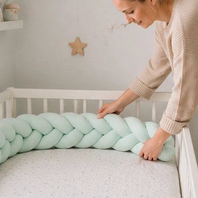 Tresse de lit vert clair maman installe berceau bebe